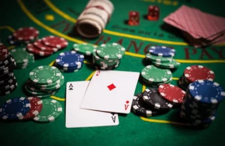 Pengguna membaca rincian transaksi ponsel